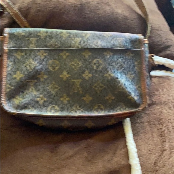 Louis Vuitton - Picture 9 of 11